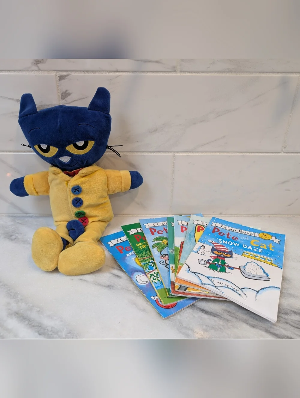 Pete the Cat Doll with book and 7 early reader books - Picture 1 of 2